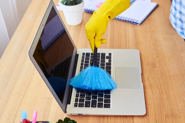 Charwoman dusting with small broom keyboard — Stock Photo, Image