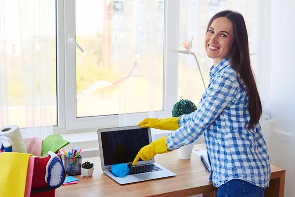 Chica atractiva espolvoreando con el teclado de escoba pequeña —  Fotos de Stock