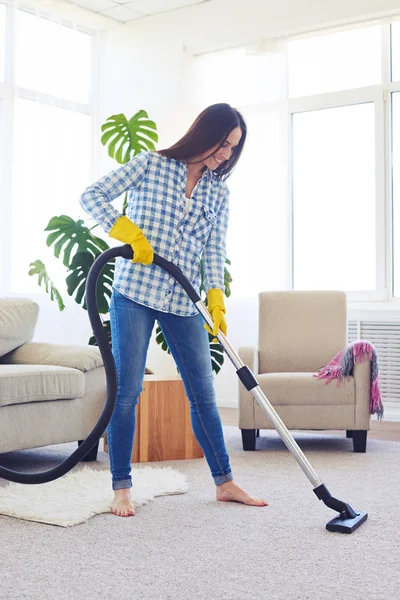 Skinny brunette cleaning with vacuum cleaner karpet — Stok Foto