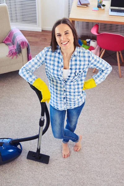 Belle femme au foyer ayant terminé le nettoyage du tapis — Photo