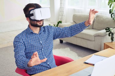 Masada oturan jestler yapma Vr gözlük yakışıklı adam