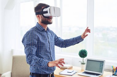 Vr gözlük evde test sakallı yakışıklı adam