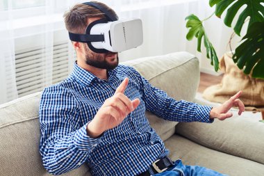 Vr gözlük oturmuş çalışan mavi gömlekli hoş adam bu yüzden