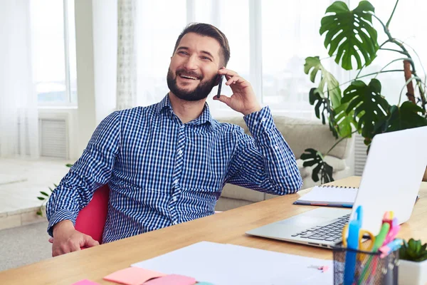 Aantrekkelijke man praten over de telefoon en glimlachen — Stockfoto