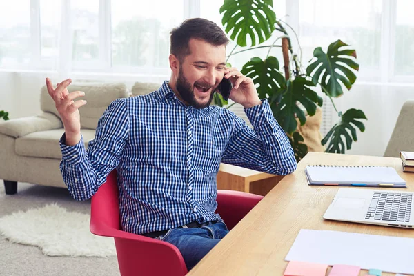 Mörkhårig man pratar på telefon — Stockfoto