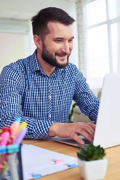 Empresário bonito trabalhando em laptop — Fotografia de Stock