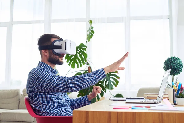 Mężczyzna w okulary wirtualnej rzeczywistości, orientowanie się w przestrzeni siedzi ta — Zdjęcie stockowe