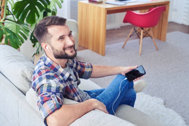 Çekici beyefendi göz ve kulaklık ile müzik dinlemek