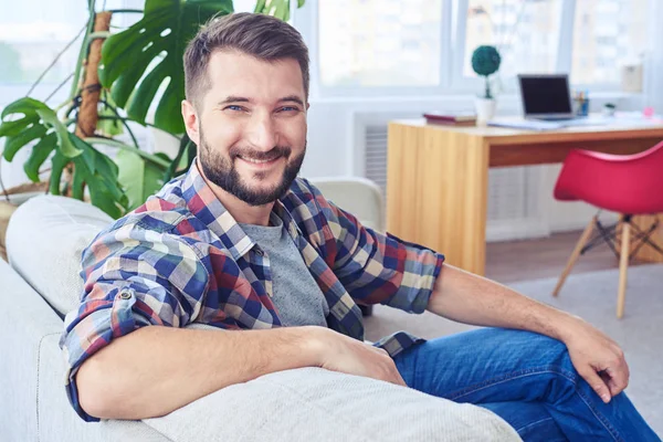 Pěkné pane relaxační na módní pohovce — Stock fotografie