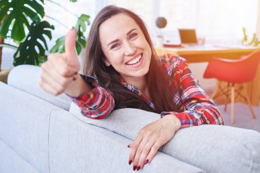 Dinlenme ve başparmak koyarak çekici kız