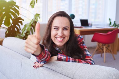 Dinlenme ve başparmak koyarak neşeli Bayan