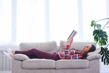 Muhteşem Bayan kitap okurken dinlenme