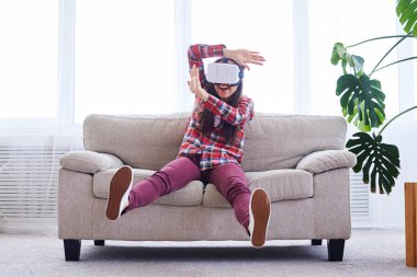 Güzel Bayan VR bardaklarda Oyun