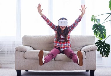 Güzel brunet VR bardaklarda Oyun