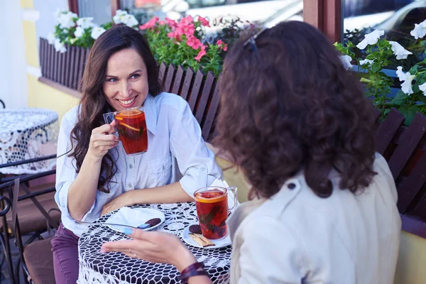 Θηλυκά επικοινωνία και πίνοντας τσάι — Φωτογραφία Αρχείου