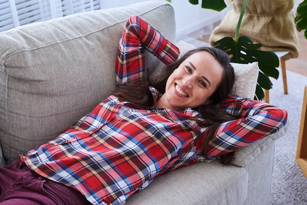 Belle dame se reposer tout en étant couché sur le canapé — Photo