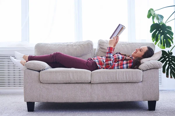 Chica agraciada descansando mientras lee libro — Foto de Stock