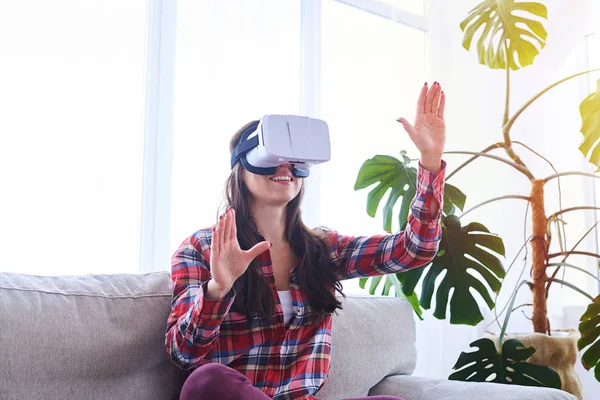 Hermosa mujer jugando en gafas VR — Foto de Stock