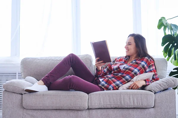 Keyifli brunet kitap okurken dinlenme — Stok fotoğraf