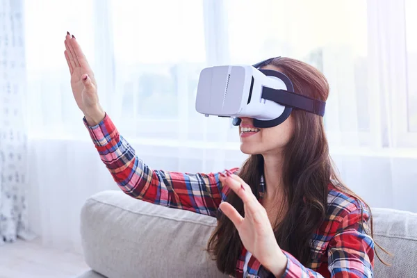 Attraente ragazza che lavora in VR occhiali — Foto Stock