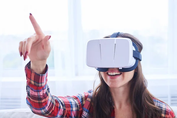 Чудова дама дивиться у окуляри віртуальної реальності — стокове фото