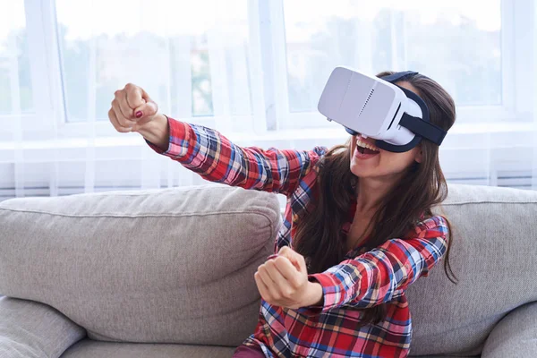 Dziewczyna w okularach Vr jazdy samochodem w wirtualnej rzeczywistości — Zdjęcie stockowe