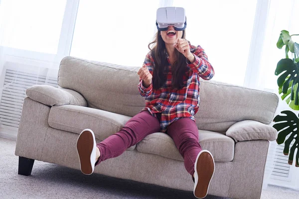 Frau mit Vr-Brille fährt Auto in Virtual Reality — Stockfoto