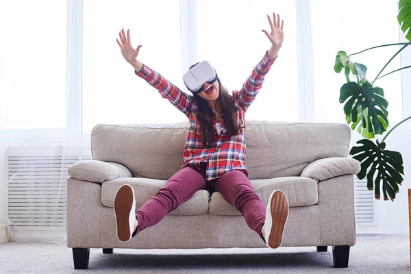 Aangename mevrouw spelen in de Vr-bril — Stockfoto