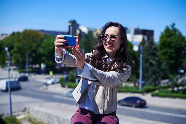 Mujer bonita tomando selfie delante del panorama de la ciudad —  Fotos de Stock