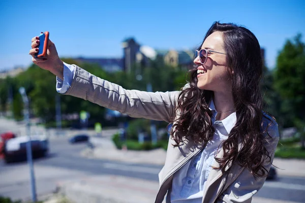 레이디 복용 selfie 도시 파노라마 앞 — 스톡 사진