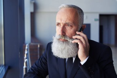 Poker pencereden dışarı bakarken Evet yüzü olan adam