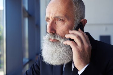 Düşünceli erkek pencereden dışarı bakarken Evet