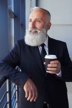 Kahve tutarak ve pencereden dışarı bakarak rüya gibi efendim