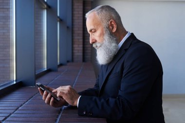 Konsantre efendim pervazın üzerinde yaslanmış iken telefon çalışma