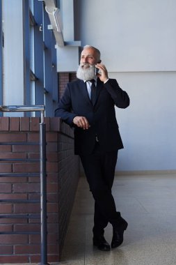 Si yaslanmış iken Evet gri sakallı gülümseyen efendim