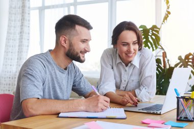 Sakallı adam kız içinde Internet'te sörf yaparken not defterinizdeki yazma