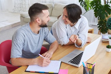 Bir şey tartışmak ve bunu yazmak hoş çift