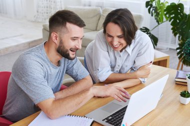 Neşeli çifti bir şey içinde laptop arıyorum