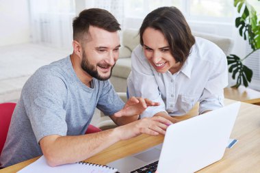 İnternet sörf yaparken bir şey tartışırken gülümseyen çocuklar