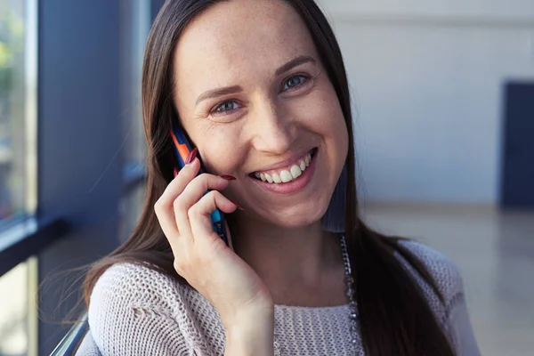 Prachtige vrouw die lacht tijdens het gesprek op de telefoon — Stockfoto