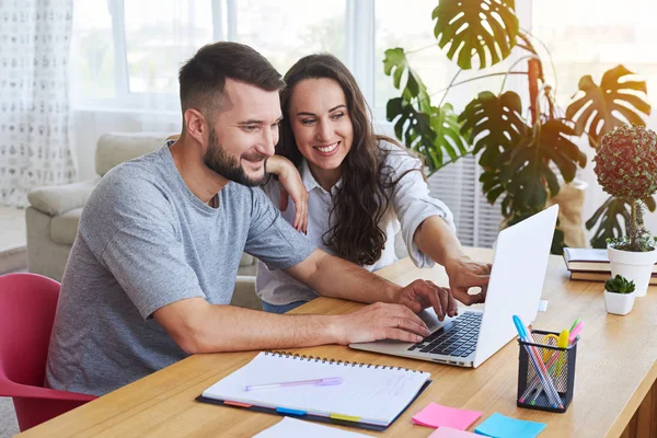 Mooi meisje iets in laptop te tonen naar boy — Stockfoto