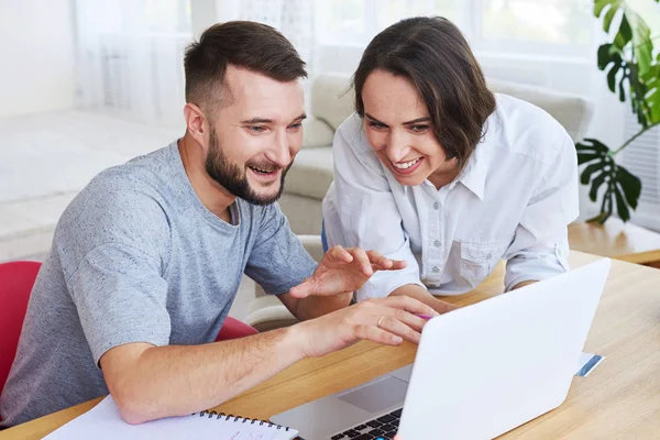 İnternet sörf yaparken bir şey tartışırken gülümseyen çocuklar