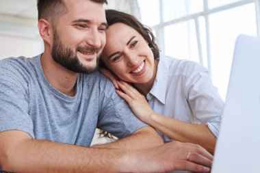 Fantastik brunet sarılma dizüstü erkek sörf sakallı