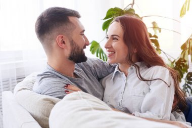 Sevgiliyi birbirine dikkat bakarak sevgi dolu