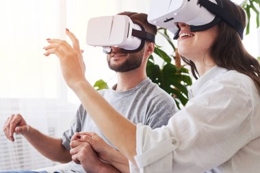 Kadın ve erkekte elele ve uzayda yönlendirme Vr gözlük