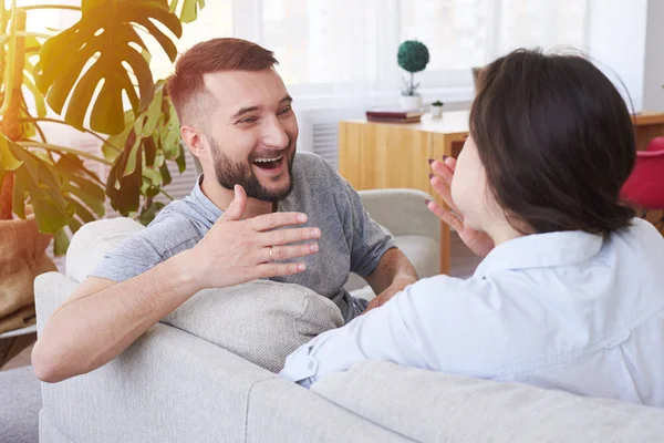 Salí con una conversación agradable señor y señora — Foto de Stock