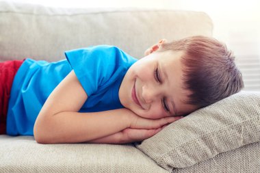 Tatlı küçük çocuk minder üzerinde uyuyor 