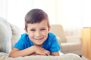 Koltukta yalan peygamberçiçeği mavi gözlü çocuğun yakın çekim 