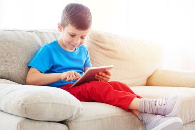 Seyir ve bir ekran bir Tablet dokunmadan küçük çocuk