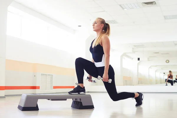 Deasupra vederii femeii care exercită aerobic pas cu gantere — Fotografie, imagine de stoc